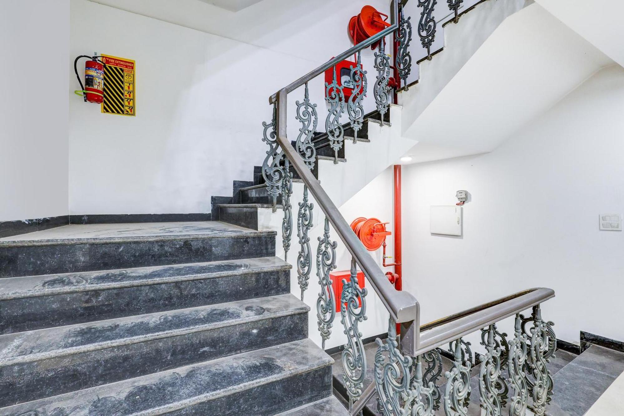 Super Collection O Shalimar Bagh Hotel Delhi  Exterior photo