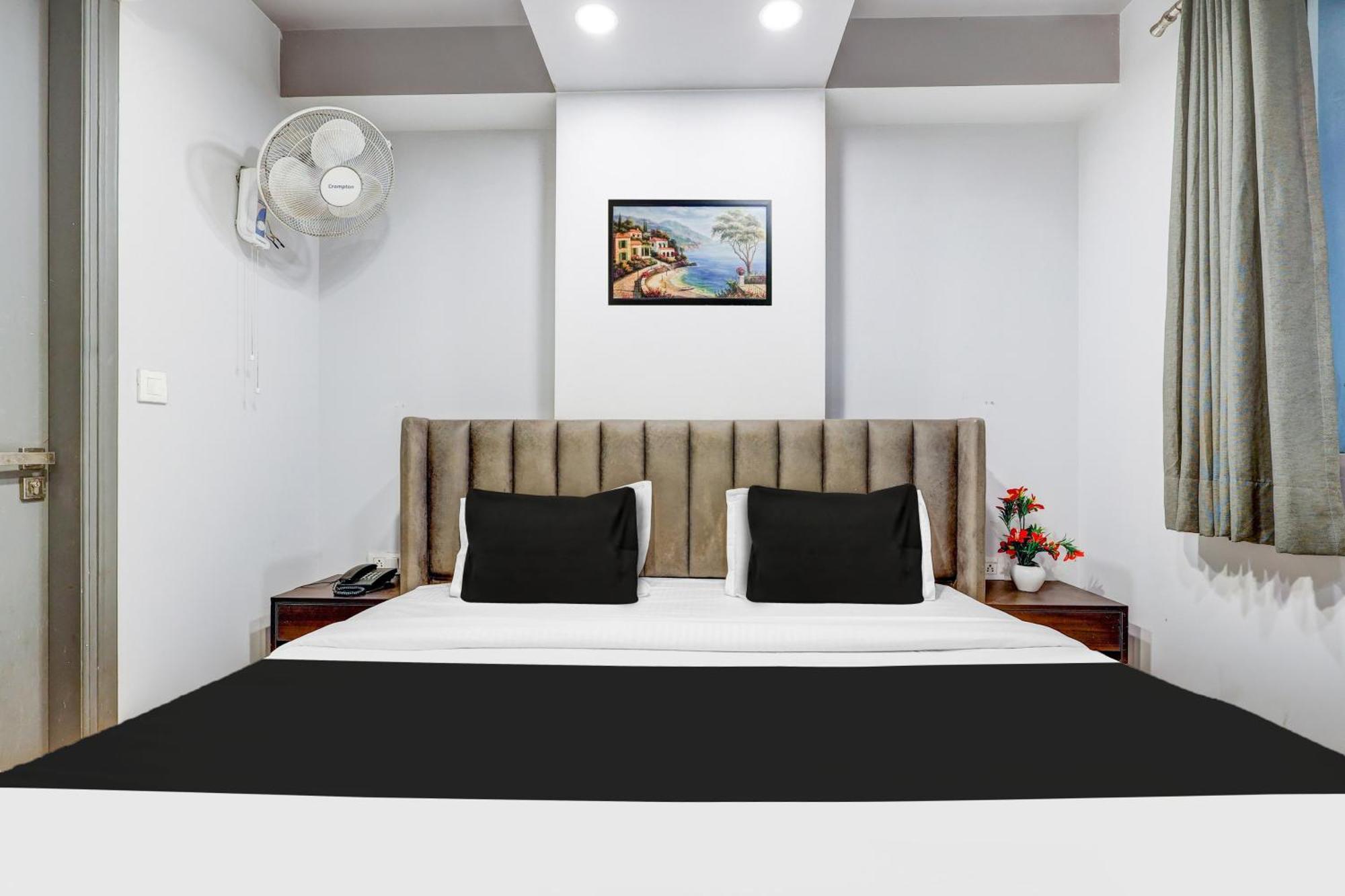 Super Collection O Shalimar Bagh Hotel Delhi  Exterior photo